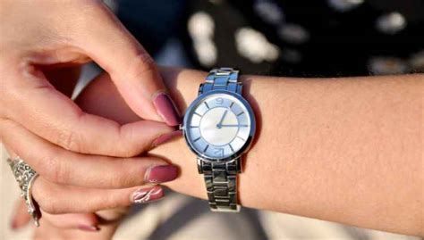 Orologio da donna: come abbinarlo e come sceglierlo per un look .